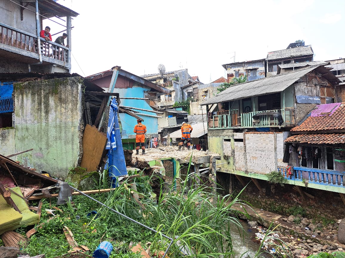 Rumah warga yang ambruk di Kampung Sindangsari, Kelurahan Bondongan, Kecamatan Bogor Selatan, Kota Bogor.