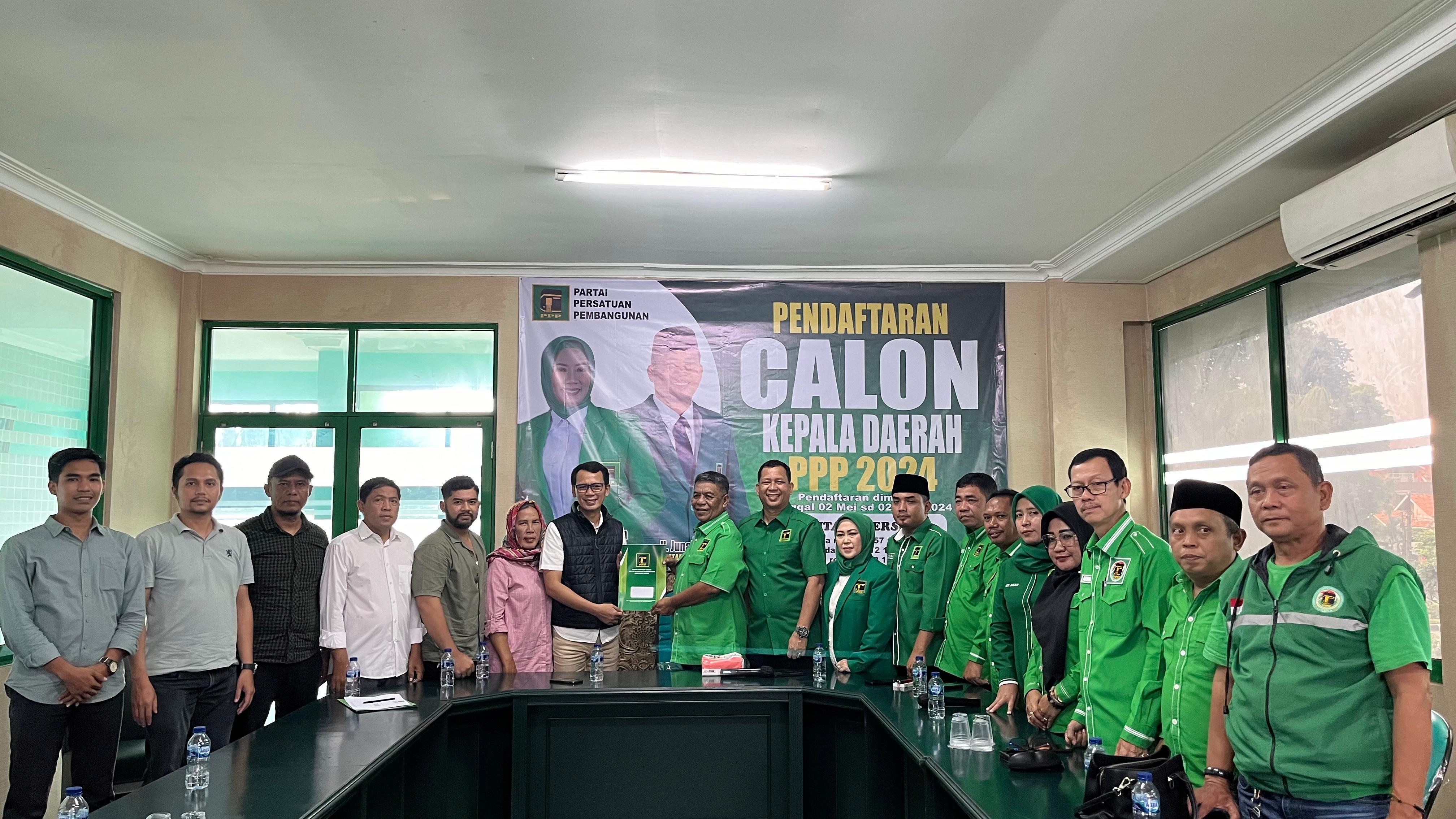 Bacabup Ade Wardhana Adinata mengambil formulir pendaftaran di PPP Kabupaten Bogor, Selasa (6/5).