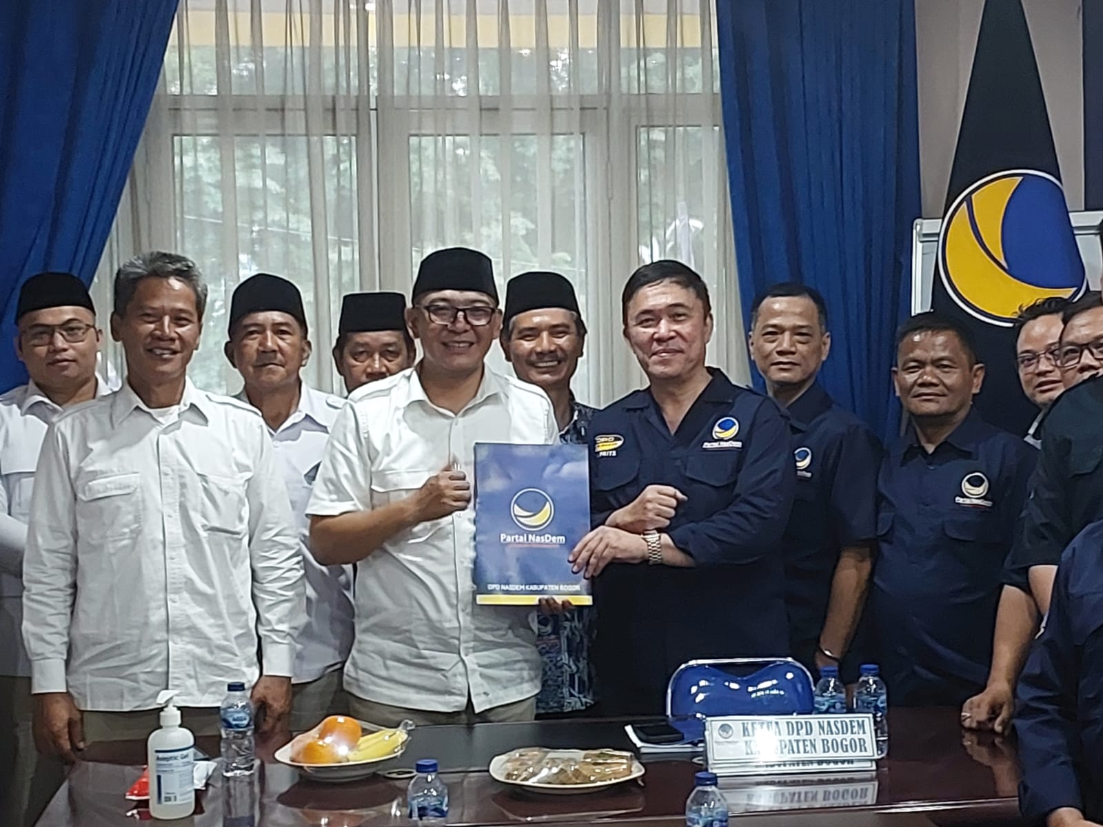 Iwan Setiawan saat mengambil formulir pendaftaran Calon Bupati Bogor di DPC Nasdem.