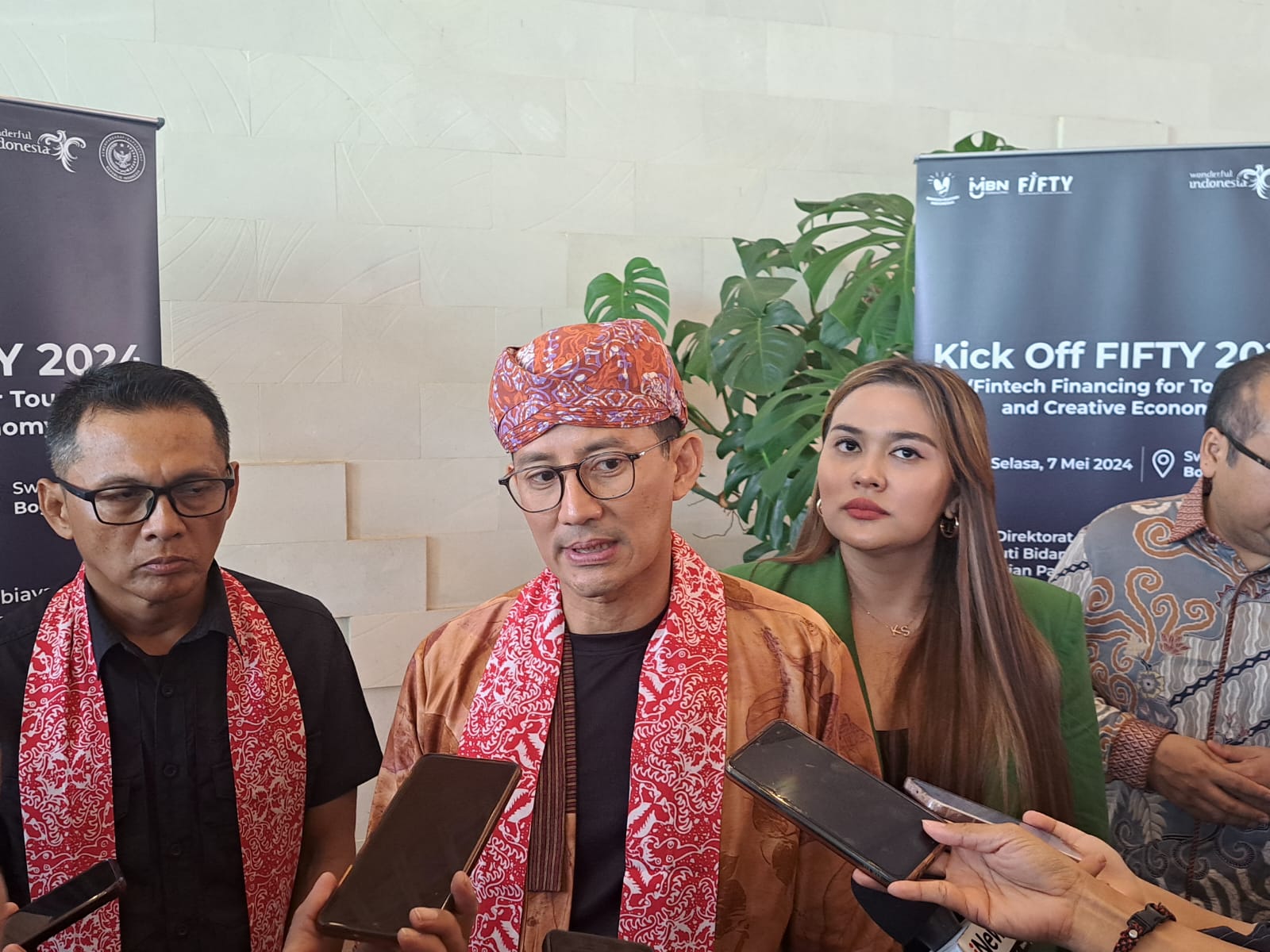 Sandiaga Uno tanggapi viralnya pungli di tempat wisata di Jawa Barat, khususnya di Bogor.