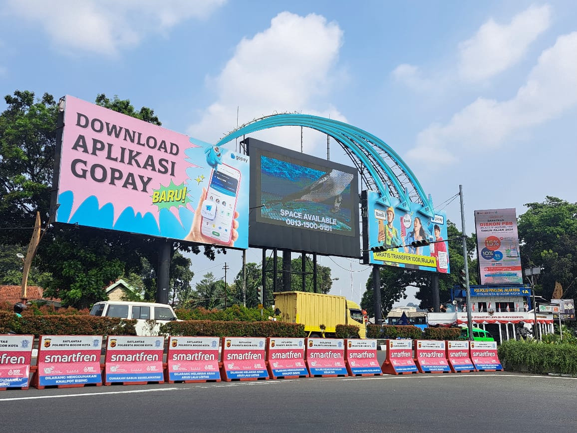 Billborad raksasa Gopay yang unik di pintu masuk Kota Bogot menarik perhatian masyarakat.
