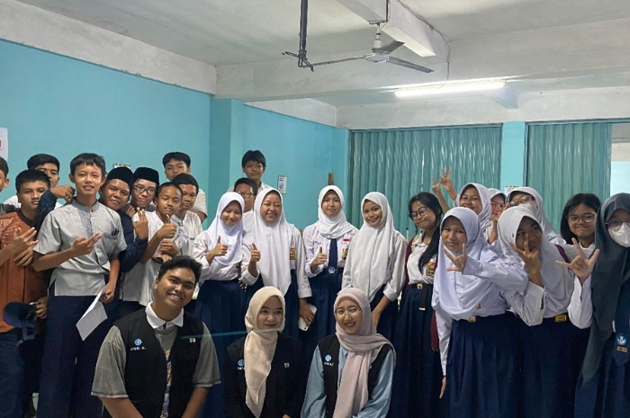 Mahasiswa SV IPB University melaksanakan program kreatif untuk meningkatkan kreativitas dan kerjasama tim, dengan siswa-siswi SMP PGRI 5 Bogor.