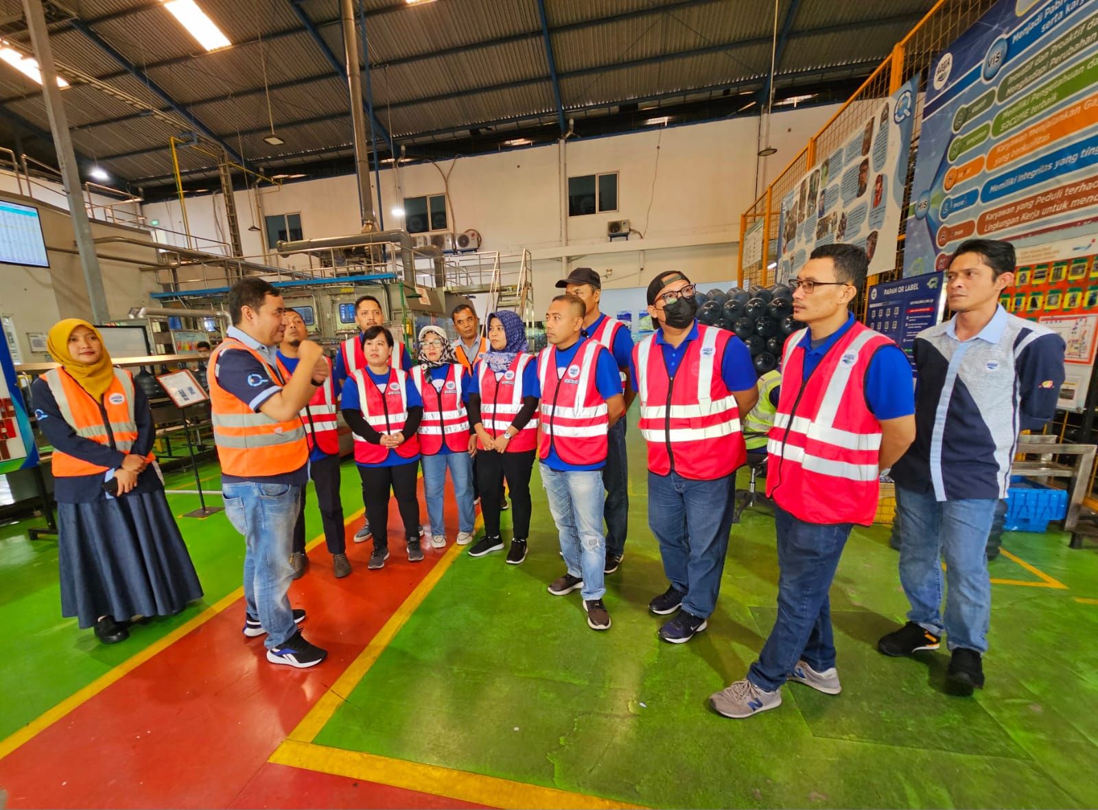 Kepala Pabrik AQUA Caringin Teguh Santoso memberikan pemaparann kepada para pekerja AQUA Home Service (AHS) saat berkunjung ke Pabrik AQUA Caringin Selasa (7/5/2024).