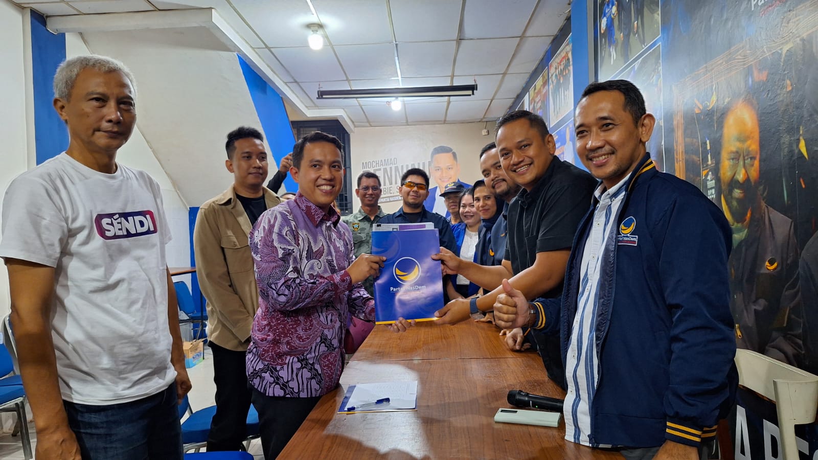 Sendi Ferdiansyah mengembalikan berkas formulir pendaftaran Bakal Calon (Balon) Wali Kota Bogor ke Sekretariat DPD Partai NasDem Kota Bogor,  Selasa (7/5/2024) malam.