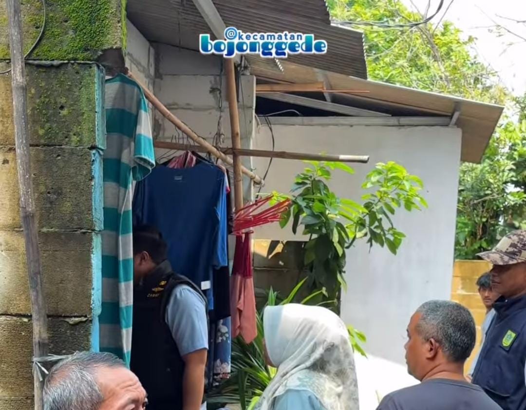 Aparat desa dan kecamatan saat mendatangi lokasi video anak kelaparan di Kampung Panjang, Desa Rawapanjang, Bojonggede, Kabupaten Bogor.