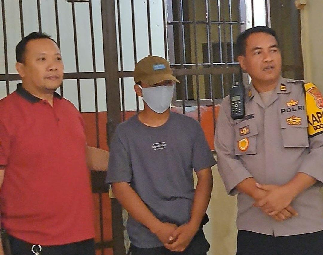 Pemuda berinisial T (17), pelaku penusukan terhadap Nenek Titin (55) warga Cimanggu Kecil, Kelurahan Ciwaringin, Kecamatan Bogor Tengah, Kota Bogor saat ditangkap polisi.
