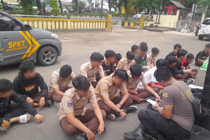 20 pelajar SMA Negeri yang ditangkap saat didata di Kantor Polsek Bogor Utara, Selasa (7/5/2024).