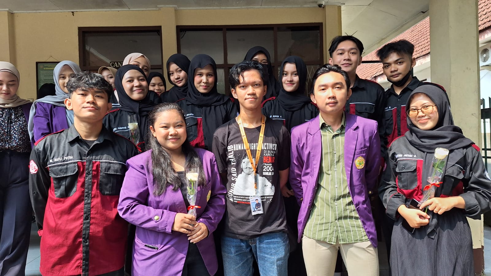 Mahasiswa Unpak dan para dosen saat mendatangi PN Bogor untuk menggelar aksi mendukung Bintatar Sinaga.