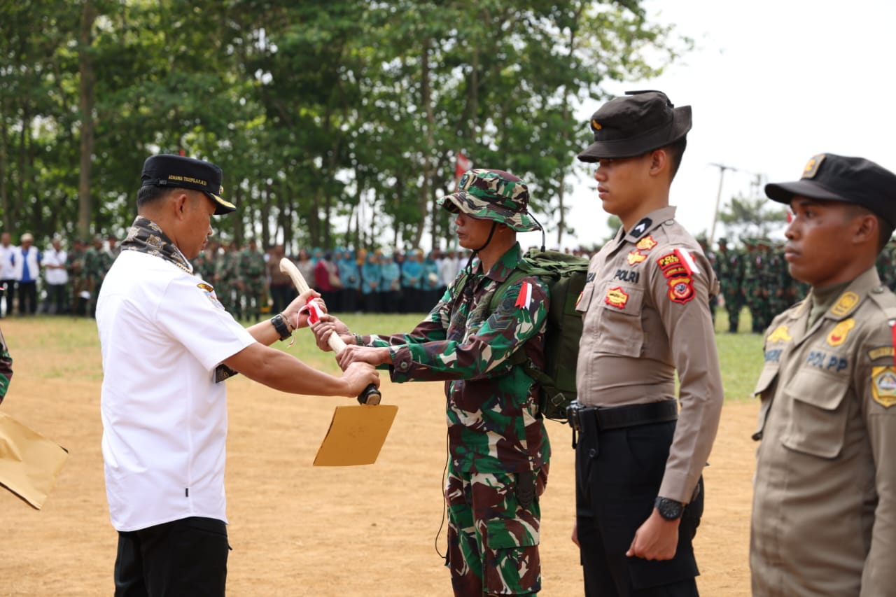 Pj Bupati Bogor Asmawa Tosepu, bersama Danrem 061/SK Brigjen Faisal lakukan upacara pembukaan TMMD ke-120 tahun 2024 tingkat Kabupaten Bogor, di Lapangan Sepak Bola Rawagede.