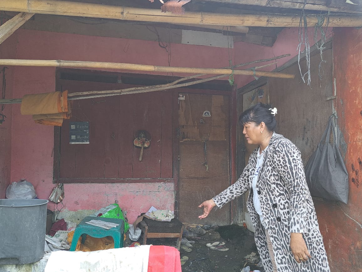 Warga menunjukan lokasi Nenek Titin ditusuk pemuda mabuk, Rabu (8/5/2024).
