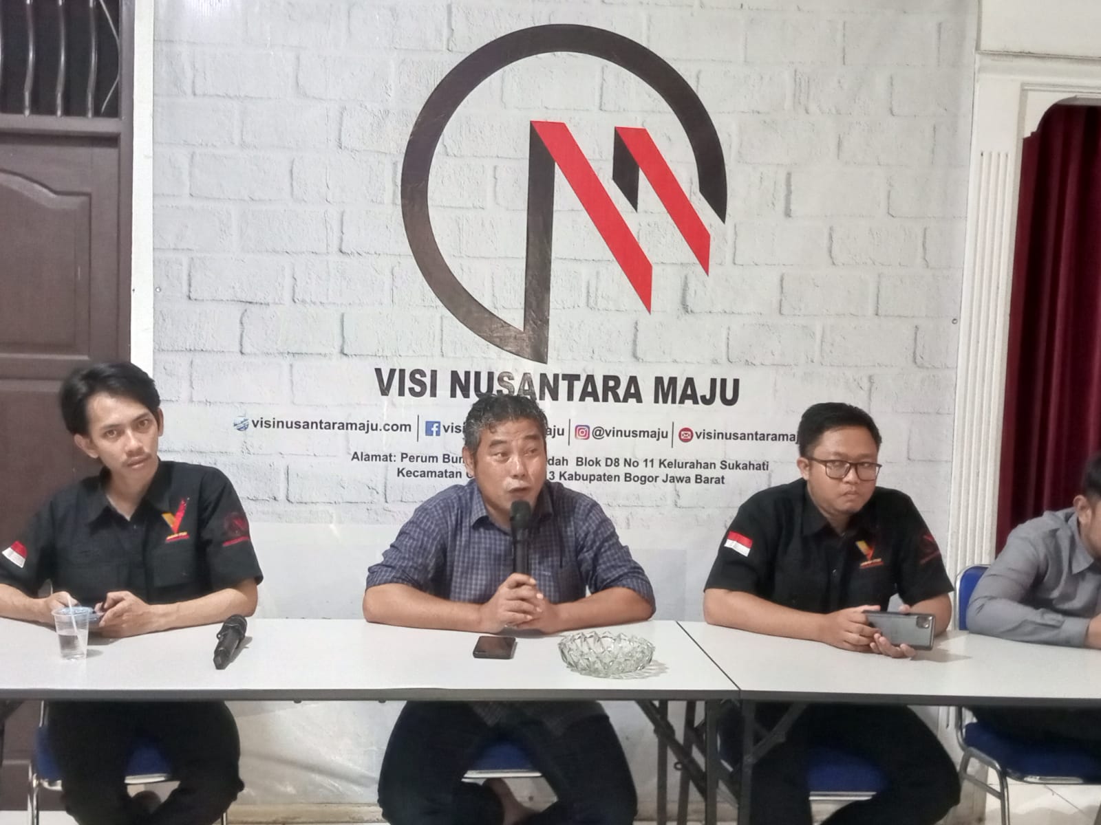 Direktur Lembaga Studi Visi Nusantara atau LS Vinus Yusfitriadi saat merilis hasil survei Calon Bupati Bogor pada Pilkada 2024.