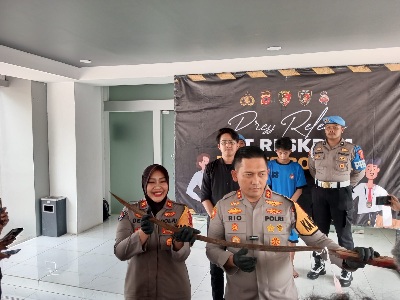 Kapolres Bogor AKBP Rio Wahyu Anggoro menunjukan senjata tajam berupa cerulit saat digunakan pelaku melakukan penyerangan SPBU di Klapanunggal beberapa waktu lalu.