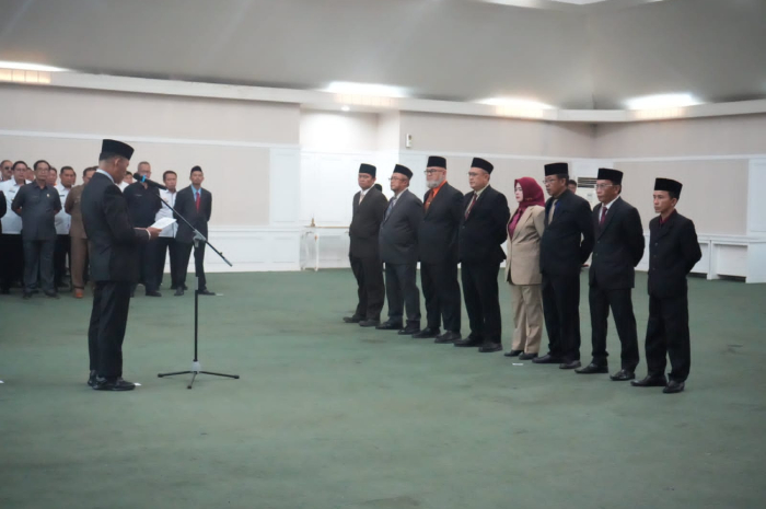 Pj Bupati Bogor Asmawa Tosepu saat melantik sejumlah pejabat di Badan Penanggulangan Bencana Daerah (BPBD) dan Sekretariat DPRD Kabupaten Bogor,  Rabu (8/5/2024).