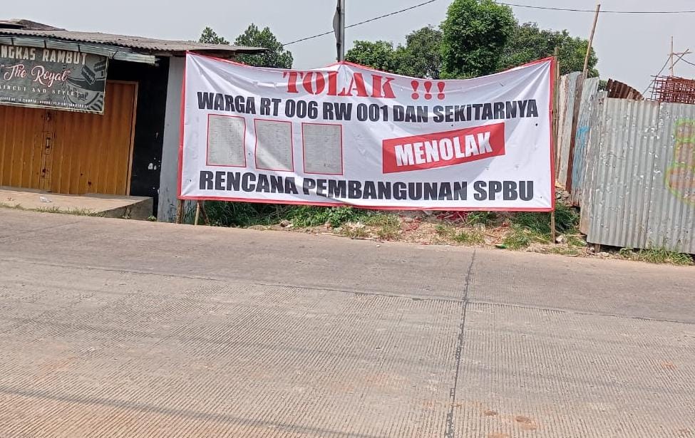 Spanduk raksasa bentuk protes warga Bogor terhadap pembangunan SPBU di Ciampea.