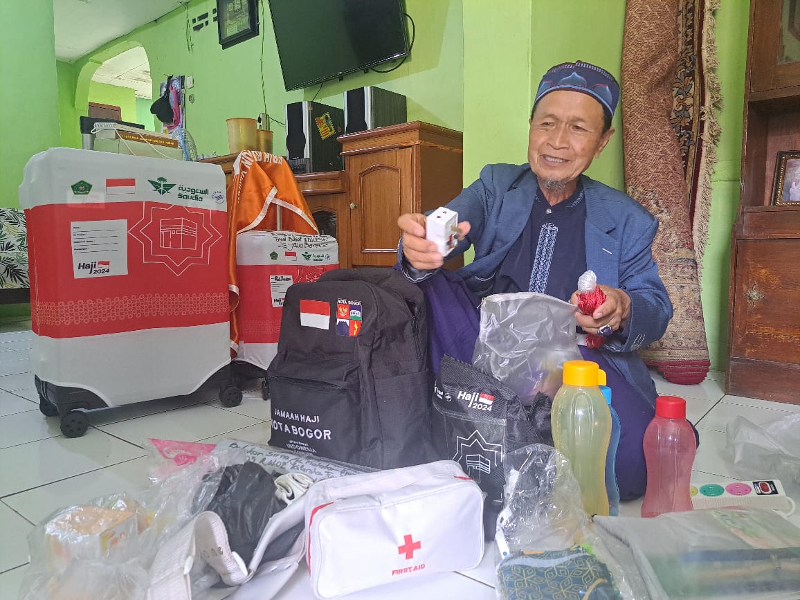 Muka sumringah Zainal Arifin, seorang loper koran di Bogor yang bisa berangkat naik haji tahun ini.