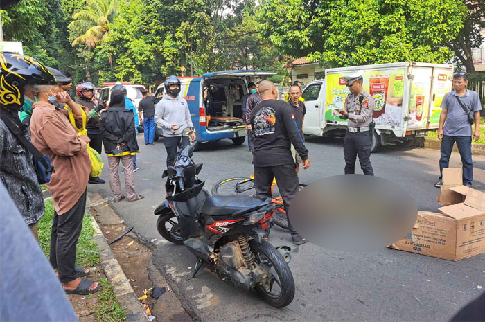 Petugas saat melakukan penanganan kecelakaan angkot tabrak pemotor di Jalan Ahmad Yani Bogor, pada Jumat (10/5/2024).