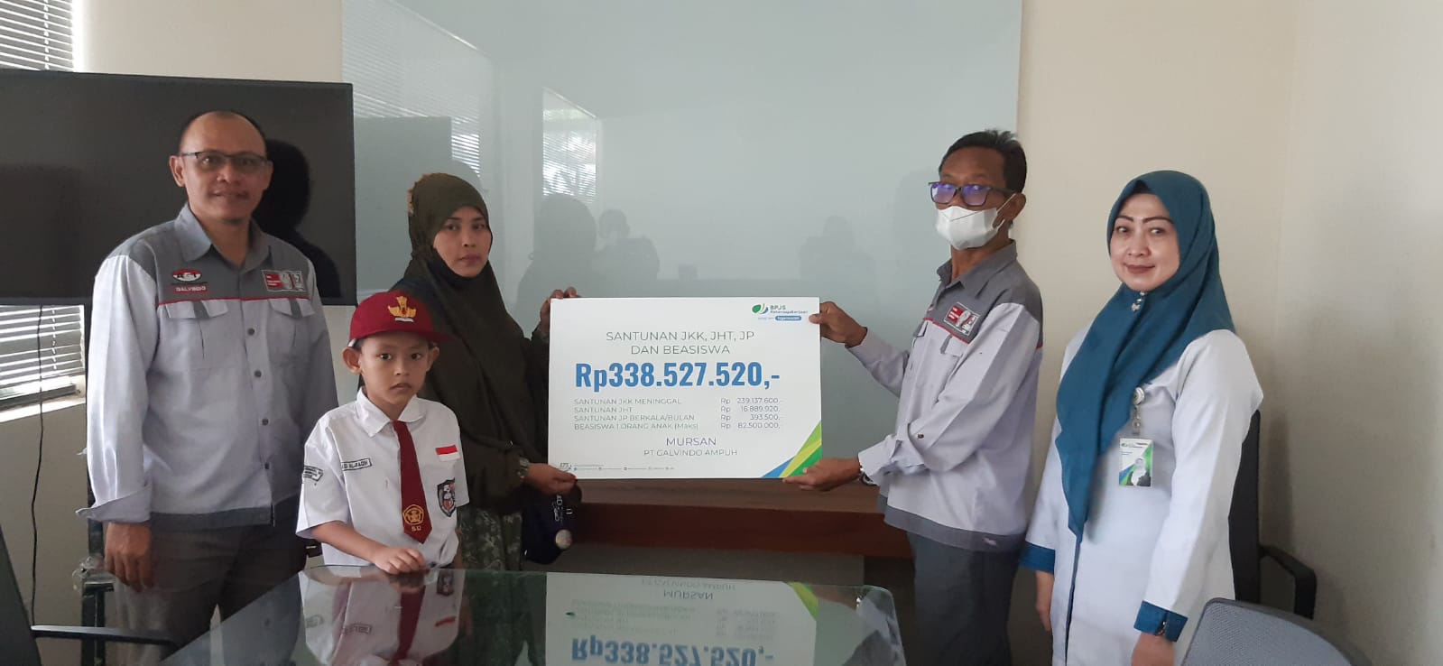 BPJS Ketenagakerjaan  kantor cabang Bogor Cileungsi menyerahkan secara simbolis, klaim jaminan kematian kepada keluarga korban kecelakaan kerja karyawan PT Galvindo Ampuh.