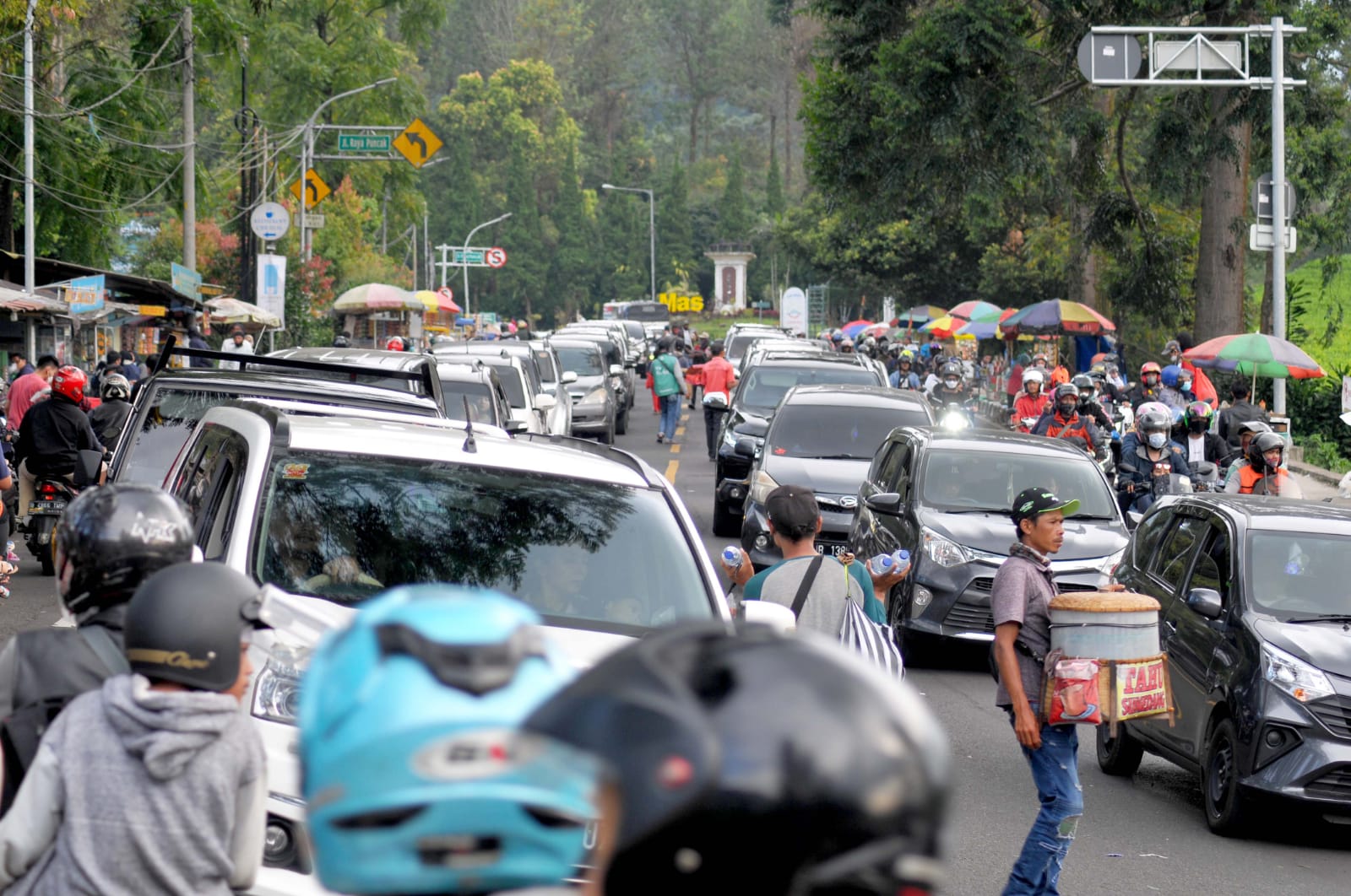 Kondisi kemacetan di Jalan Raya Puncak, Kabupaten Bogor, Jumat (10/5/2024).