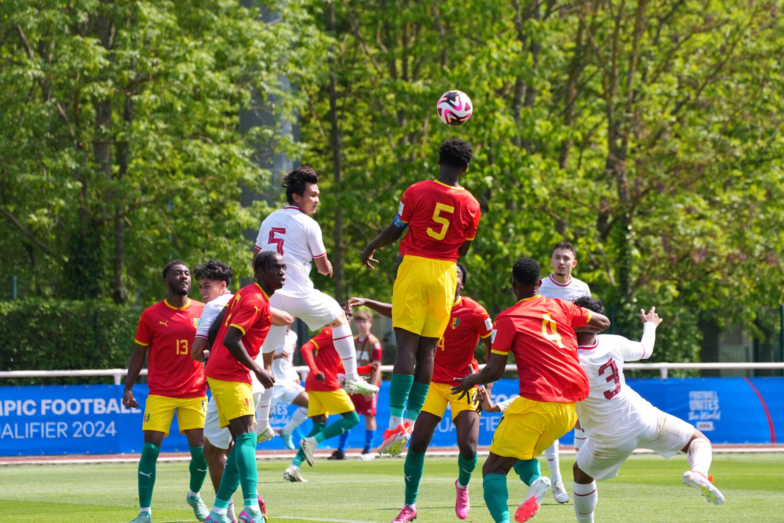 Laga Tim Indonesia U-23 menghadapi Guinea U-23 pada laga play off di Stade Pierre Pibarot, Prancis, Kamis (9/5/2024).