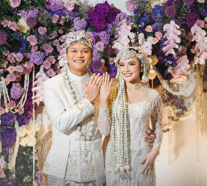 BAHAGIA: Pasangan penyanyi Rizky Febian dan Mahalini usai akad nikah.