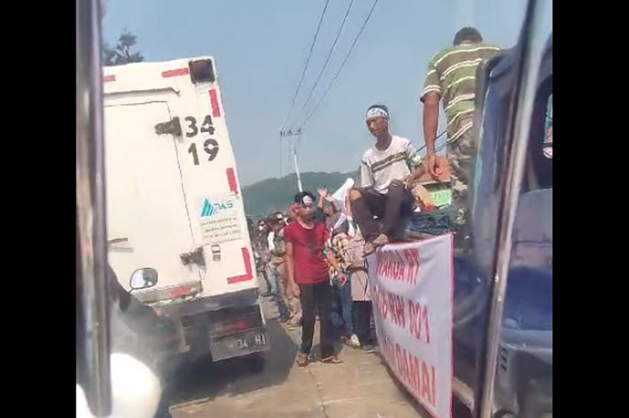 Aksi demo warga Desa Benteng, Kecamatan Ciampea, Kabupaten Bogor menolak pembangunan SPBU di desa mereka.