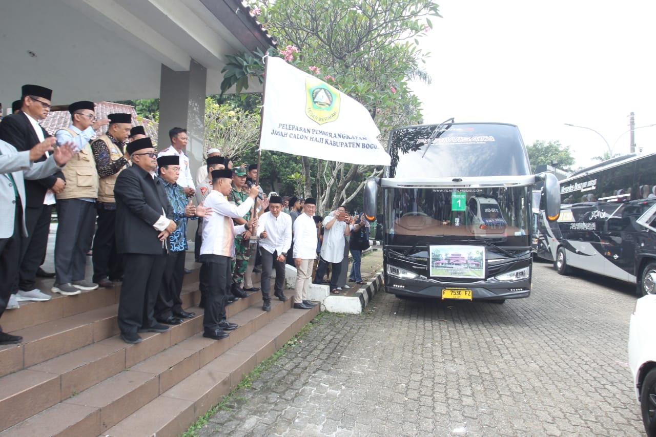 Jamaah haji asal Kabupaten Bogor, resmi dilepas PJ Bupati Bogor, Minggu (12/5/2024).