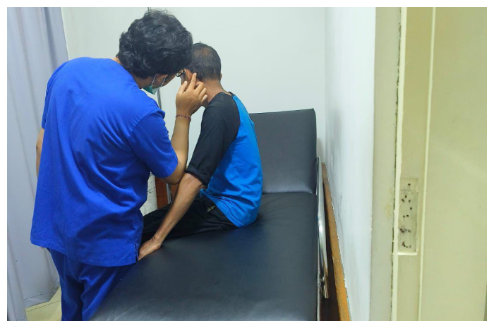 Salah seorang warga Cileungsi yang menjadi korban penganiayaan saat mendapatkan perawatan medis.