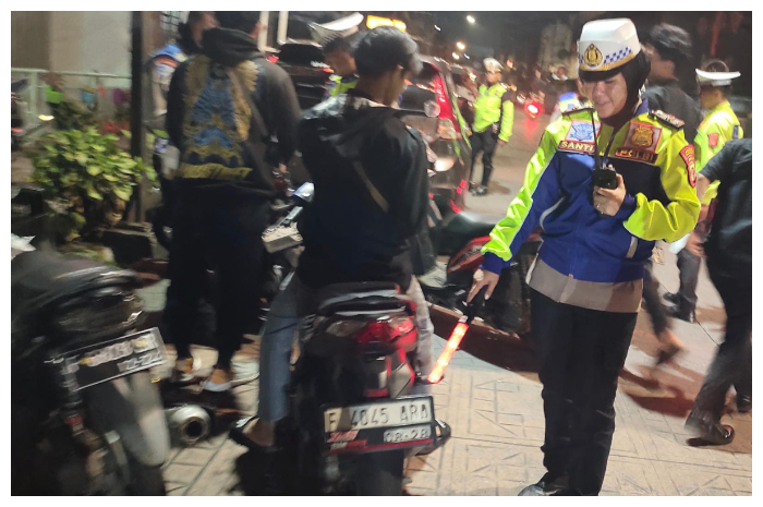 Petugas Polresta Bogor Kota, saat melakukan razia kendaraan yang melanggar aturan lalu lintas.