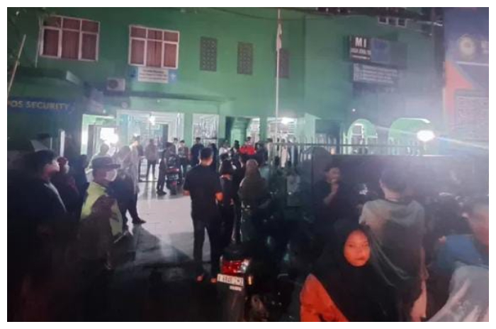 Suasana di SMK Lingga Kencana, Kota Depok, yang dipenuhi keluarga siswa menjadi korban kecelakaan maut di Subang, Jawa Barat, Sabtu (11/5/2024) malam.