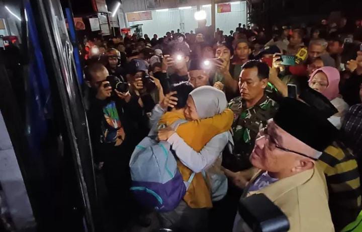 Orang tua siswa saat mendatangi SMK Lingga Kencana Depok, untuk mencari informasi terkait kecelakaan yang dialami anak-anaknya di Kabupaten Subang, Jawa Barat, Sabtu (11/5/2024) malam.