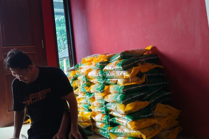 Warga Pura Bojonggede, Kecamatan Tajurhalang sedang melakukan pendistribusian beras program subdisi silang yang diinisiasi oleh warganya.