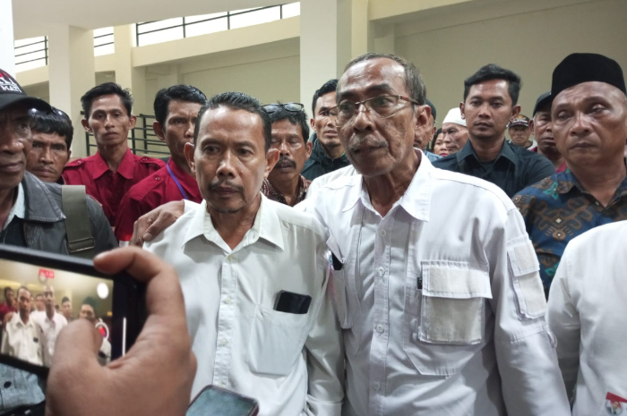 Pasangan pendaftar bakal calon bupati dan bakal calon bupati atau bacabup dan bacawabup Bogor jalur independen, Santoso-Kusnawan saat mendaftar ke KPU