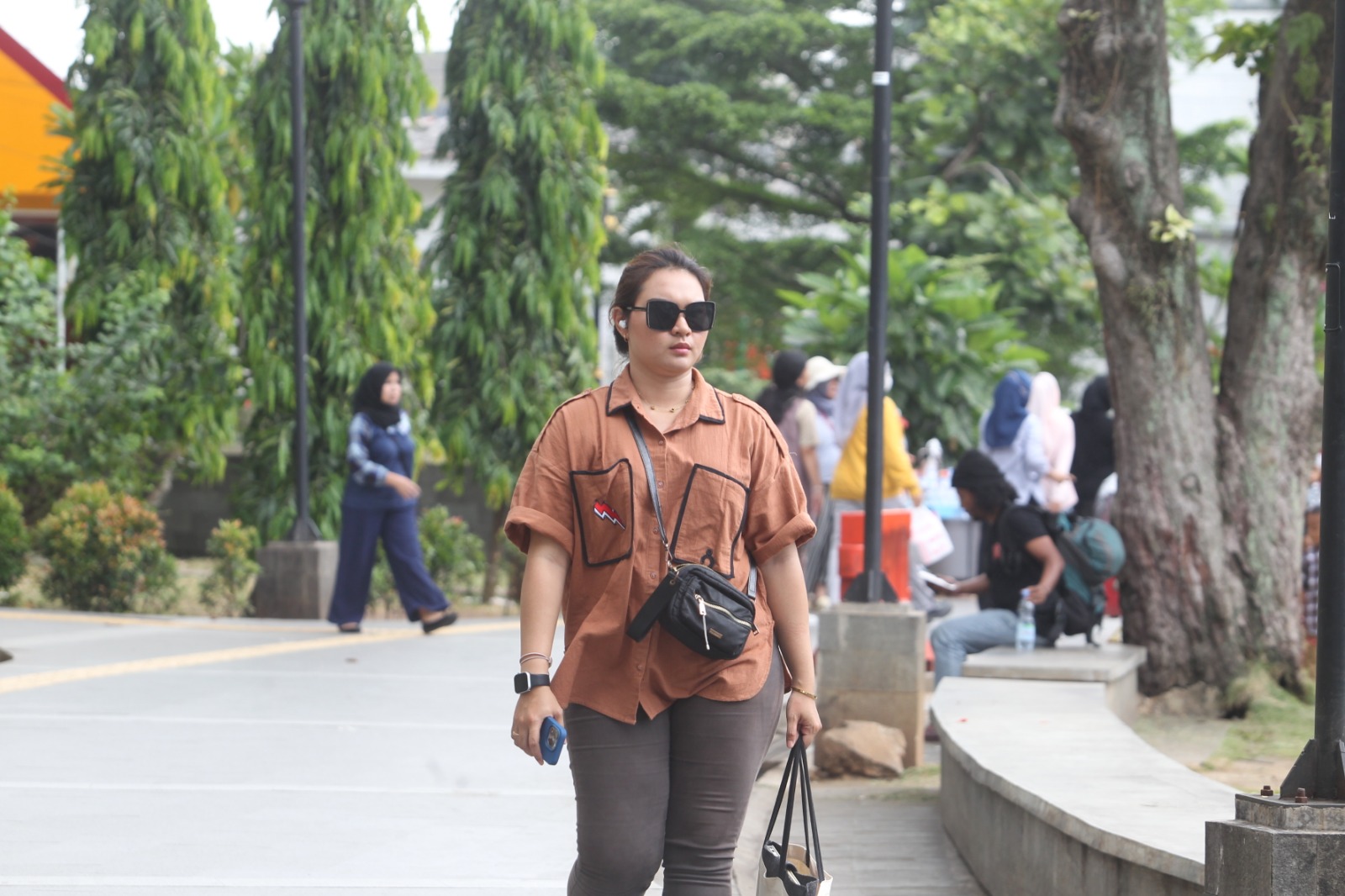 Ilustrasi. Warga Bogor menggunakan kacamata hitam akibat cuaca panas akhir-akhir ini yang diungkap BMKG.