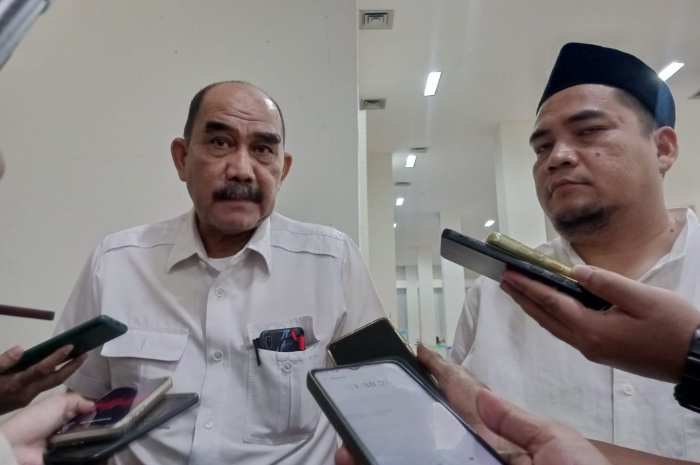 Mantan Kadisdik Kabupaten Bogor T.B Luthfi Syam saat mendaftar sebagai Bakal Calon Bupati Bogor lewa jalur independen.