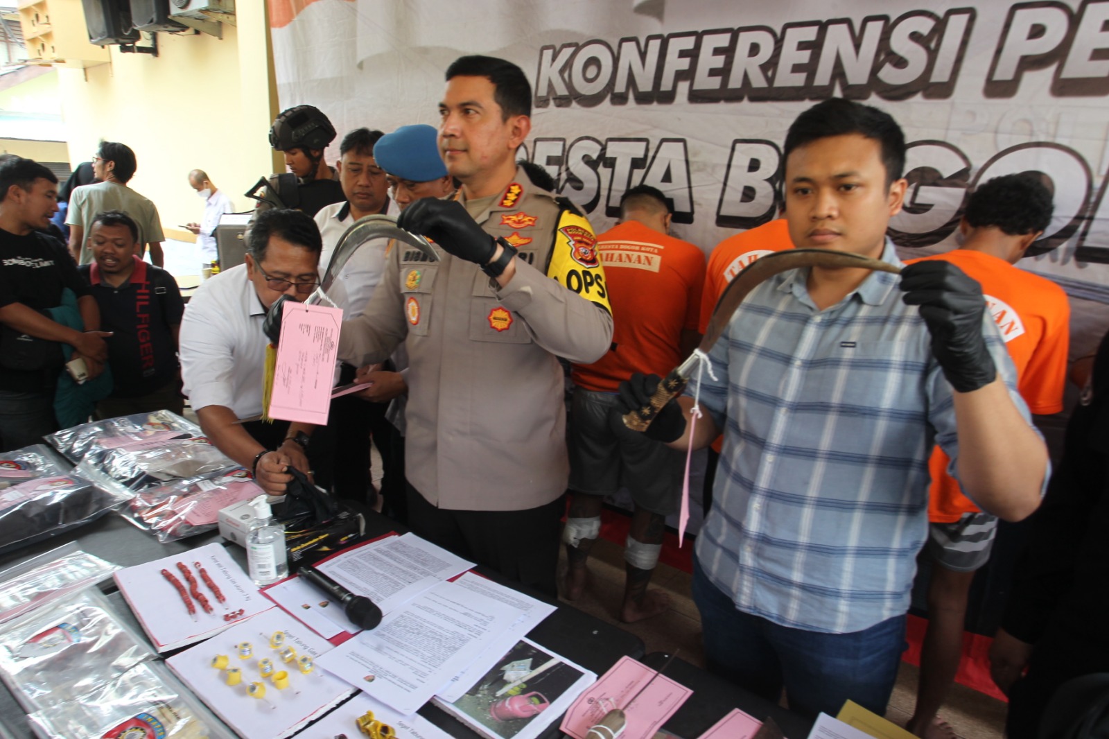 Kapolresta Bogor Kota, Kombes Bismo Teguh Prakoso dan jajaran Satreskrim memperlihatkan barang bukti Senjata tajam yang digunakan pelaku saat pembacokan mahasiswa oleh anggota genkmotor.