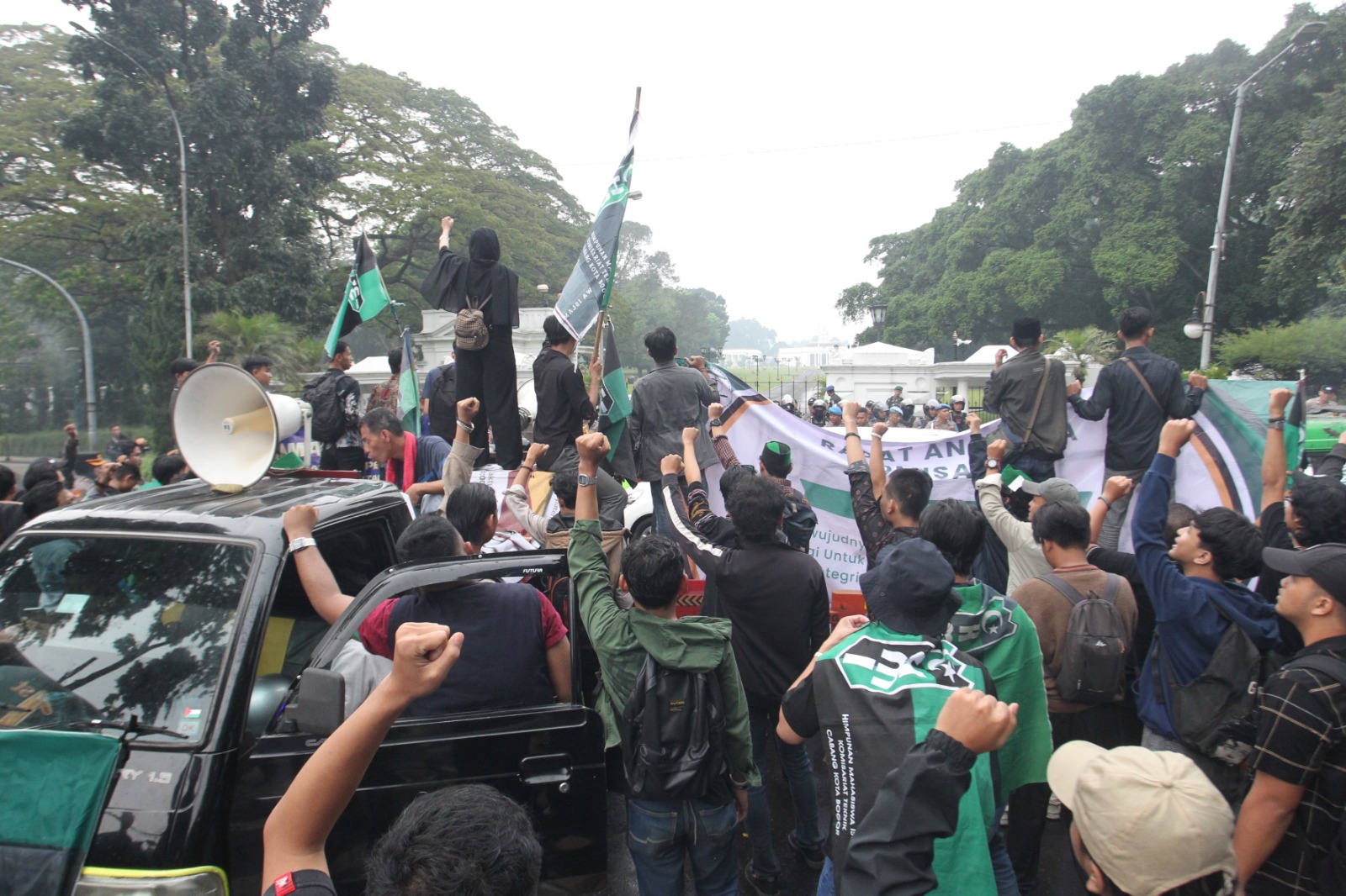 Ratusan Mahasiswa HMI Kota Bogor Demo di Depan Istana Bogor, Mereka Tuntut Ini