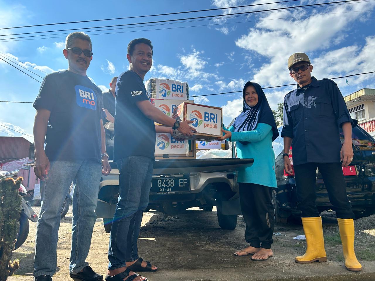 BRI Peduli menyalurkan bantuan tanggap bencana untuk warga terdampak banjir bandang di Sumatera Barat.