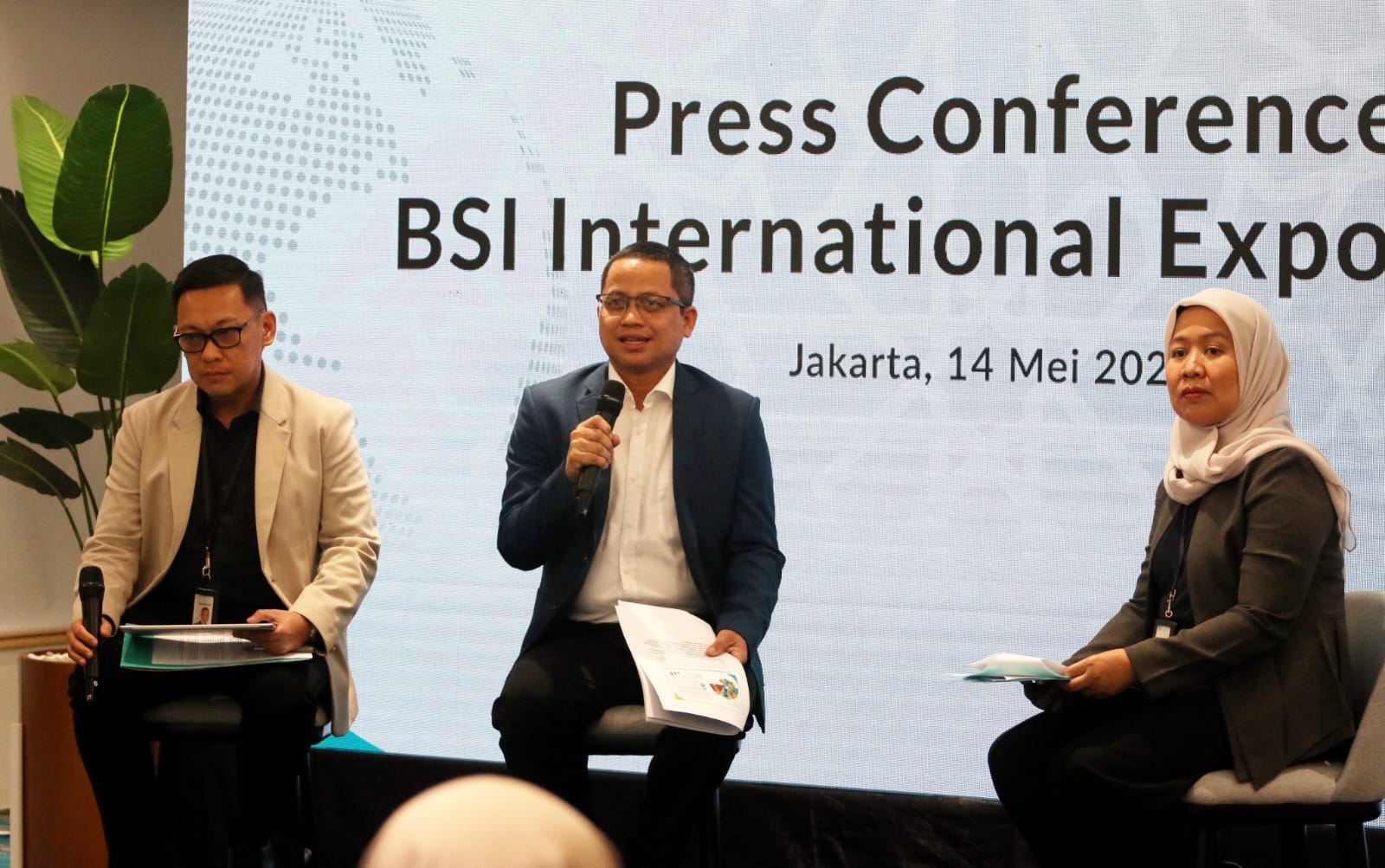 SVP Marketing Communication BSI Kemas Erwan Husainy (kiri) dan SVP Corporate Secretary & Communication BSI Wisnu Sunandar (kanan) saat konferensi pers BSI International Expo 2024 di Kantor Pusat BSI,