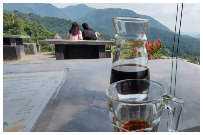Wisatawan tengah menikmati Panorama Gunung Menir, Kecamatan Pamijahan, Kabupaten Bogor Rabu (15/5/2024).