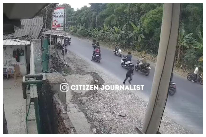 Tangkapan layar pemilik motor terlihat mengejar oknum debt collector yang merampas motor miliknya di Jalan Raya Klapanunggal, Kabupaten Bogor.