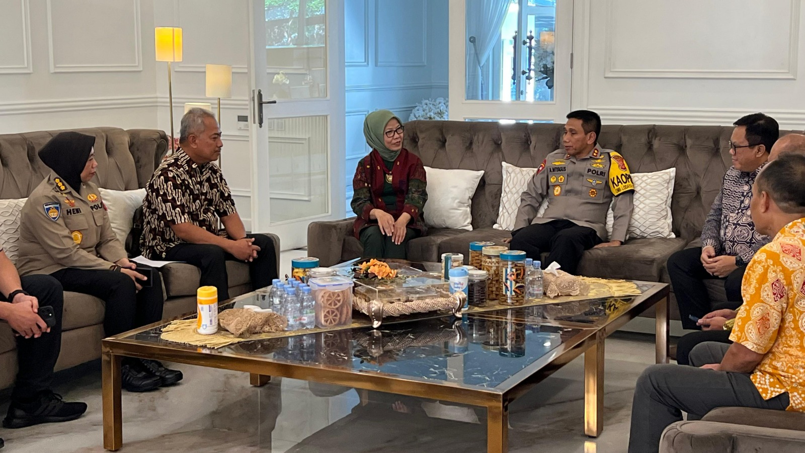 Kanwil DJP Jawa Barat III, Romadhaniah bersama Kepala Kanwil DJP Jawa Barat I Kurniawan Nizar saat menggelar pertemuan dengan Kapolda Jawa Barat Irjen. Pol. Dr. Akhmad Wiyagus, S.IK, M.Si, MM.