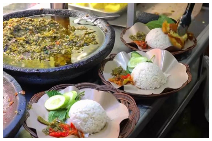Ayam Goreng Dadakan Sambel Cibiuk yang berada di Jalan Kaptem Muslihat, Kecamatan Bogor Tengah, Kota Bogor, tepatnya samping Bank Permata dan Bank BJB.