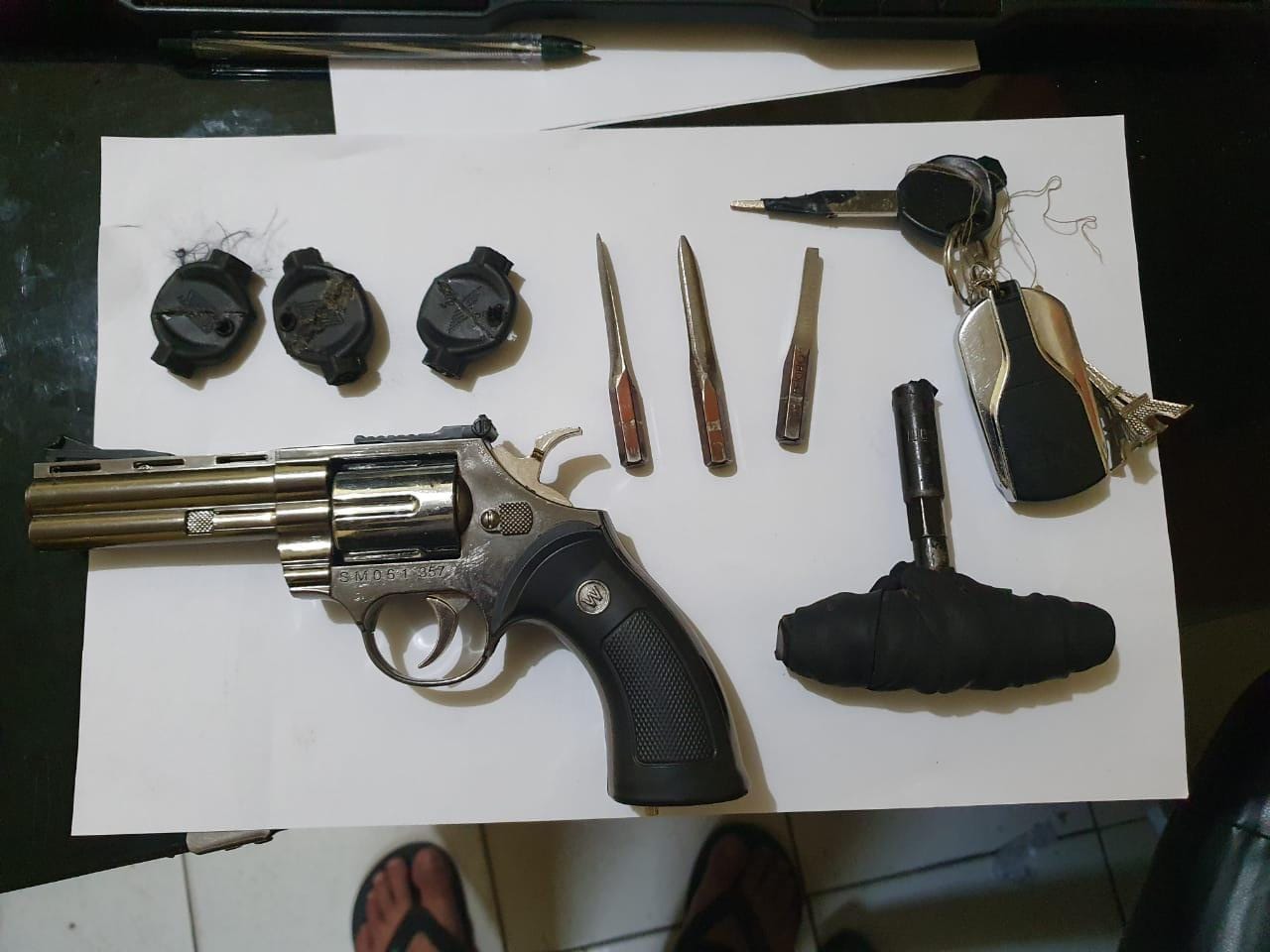 Pistol mainan yang digunakan maling motor di Bogor, untuk menakuti mangsanya.