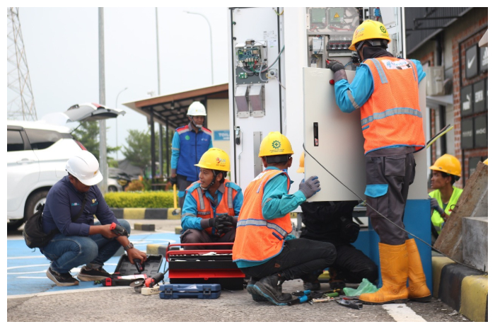 PLN bakal menambah 111 unit Stasiun Pengisian Kendaraan Listrik Umum (SPKLU) di berbagai ruas tol di Indonesia.