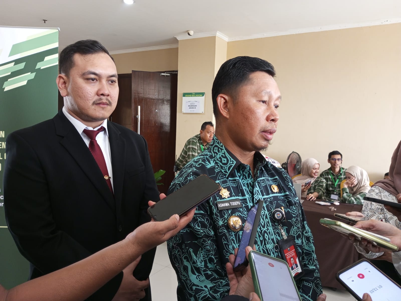 Pj Bupati Bogor Asmawa saat memberikan keterangan ke awak media usai pelantikan PPK se-Kabupaten Bogor Kamis (16/5/2024).