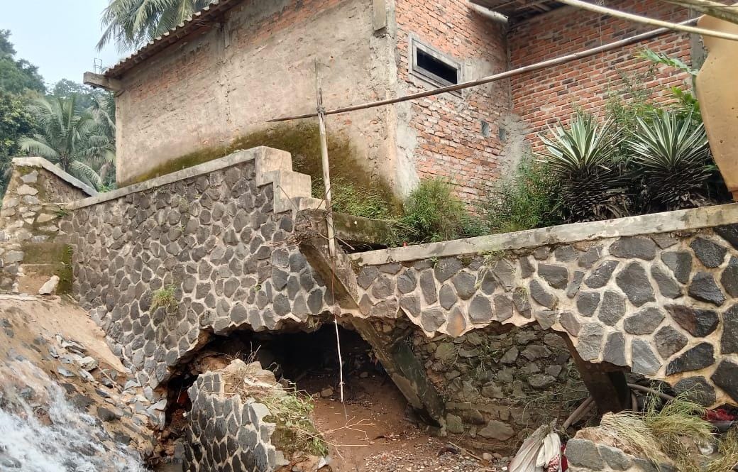 Pondasi rumah warga Desa Rengasjajar, Kecamatan Cigudeg, Kabupaten Bogor, ambruk akibat banjir bandang pada Kamis (16/5/2024) malam.