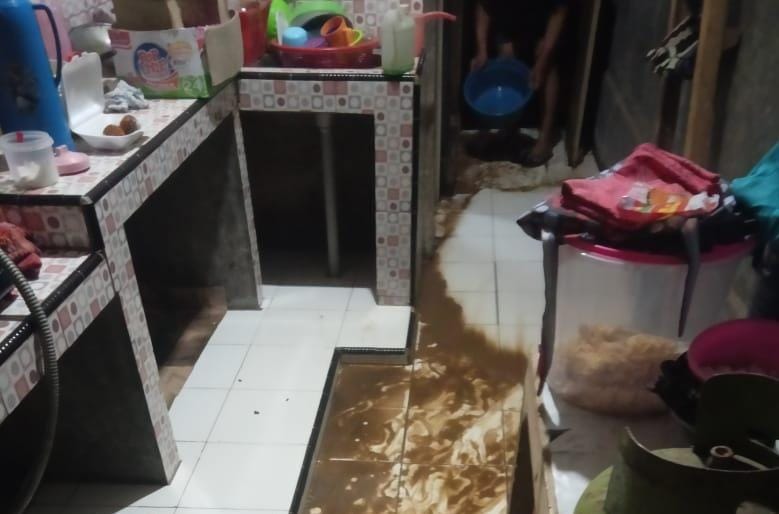 Kondisi salah satu rumah warga di Kampung Kadaung, Desa Rengasjajar, Kecamatan Cigudeg, Kabupaten Bogor  yang terdampak banjir bandang.