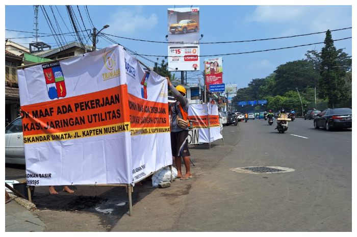 Petugas PUPR Kota Bogor bersama Apjatel melakukan kick off penggalian titik pertama penataan kabel dari kawasan Jembatan Otista, Jumat (17/5/2024).