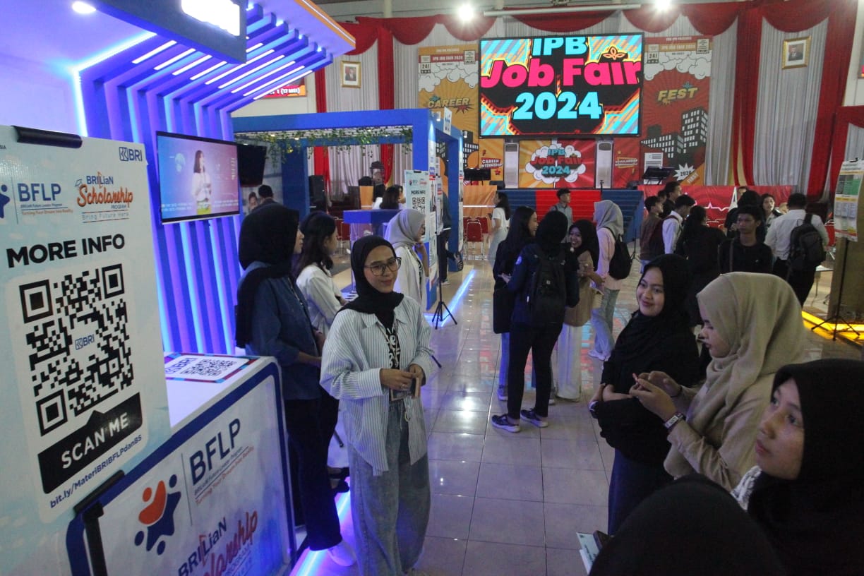 Pencari kerja sedang  memenuhi stand di acara IPB Job Fair 2024 di gedung Graha widya Wisuda (GWW) kampus IPB Dramaga, Jumat (17/5/2024).