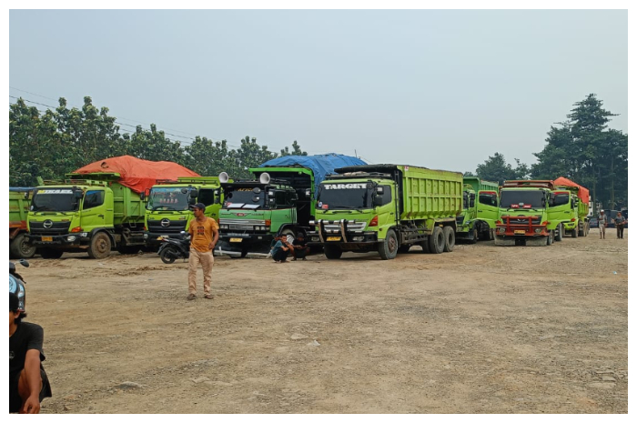 Kantong parkir truk tambang seluas 2,8 hektare di Desa Gorowong, Kecamatan Parung Panjang, Kabupaten Bogor, resmi beroperasi mulai Jumat (17/5/2024).